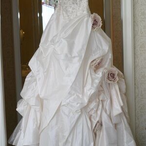 Elegant Anne Barge wedding dress size 6 with Floral Accents